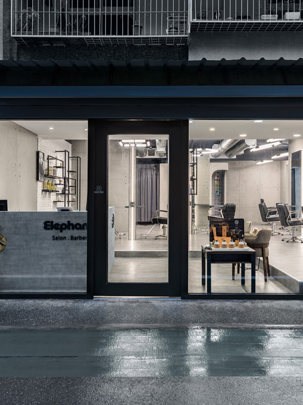 天空元素設計過不少的商業空間個案，當然少不了理髮廳，Elephant Salon Barber 是我們最近完成的作品，理髮廳的種類分很多，市場區分自然也不同，天空元素設計在品牌定位、客單價訂定及設計思維上都會給予不同的定義，這是設計之初就要與業主共通討論出來的課題，簡單說就是定位思考，空間設計的好壞，會影響客單價及品牌價值，所以空間設計不只是協助空間設計而已，也必須融入市場考量，因為盈利對於商業空間來說非常重要，室內設計價值便是在這。