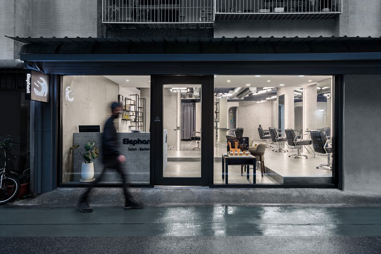 天空元素設計過不少的商業空間個案，當然少不了理髮廳，Elephant Salon Barber 是我們最近完成的作品，理髮廳的種類分很多，市場區分自然也不同，天空元素設計在品牌定位、客單價訂定及設計思維上都會給予不同的定義，這是設計之初就要與業主共通討論出來的課題，簡單說就是定位思考，空間設計的好壞，會影響客單價及品牌價值，所以空間設計不只是協助空間設計而已，也必須融入市場考量，因為盈利對於商業空間來說非常重要，室內設計價值便是在這。